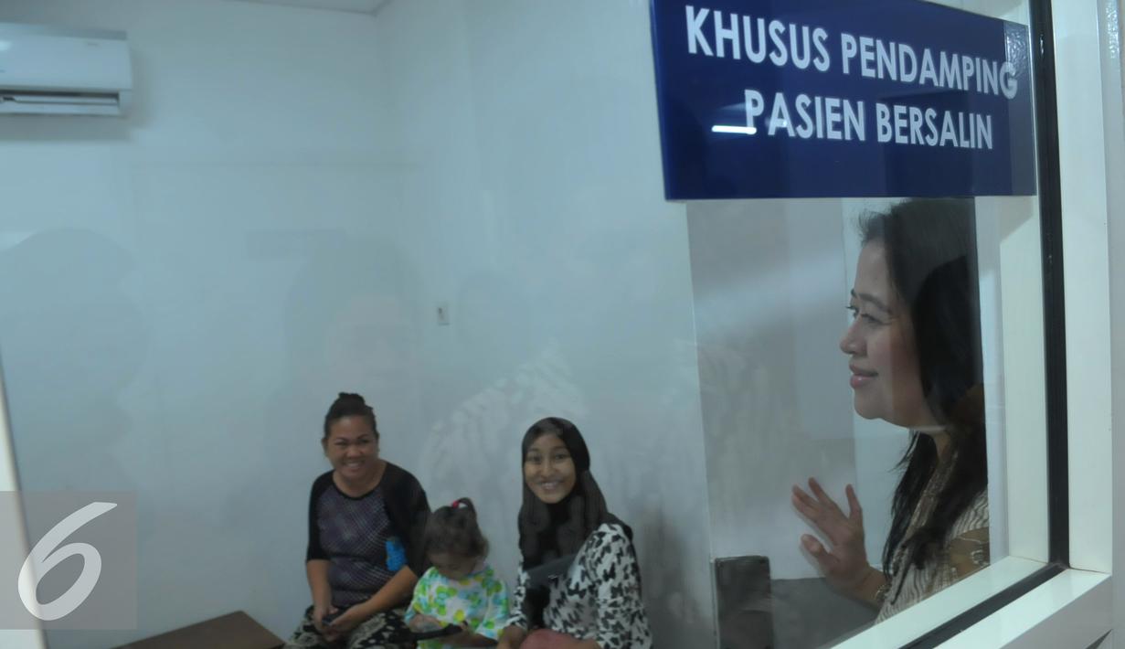 Menko PMK Puan Maharani berbincang dengan pasien usai meresmikan Paviliun Tower B Tanggerang, Selasa (1/12). Paviliun B ini khusus melayani program kesehatan daerah, Multiguna serta BPJS. (Liputan6.com/Faisal R Syam)