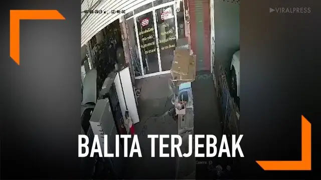 Insiden mengerikan terjadi di sebuah toko kulkas di Lopburi, Thailand. Seorang balita terekam CCTV tengah bermain di sekitar kulkas. Balita itu mencoba masuk ke dalamnya, namun ia malah terjebak.