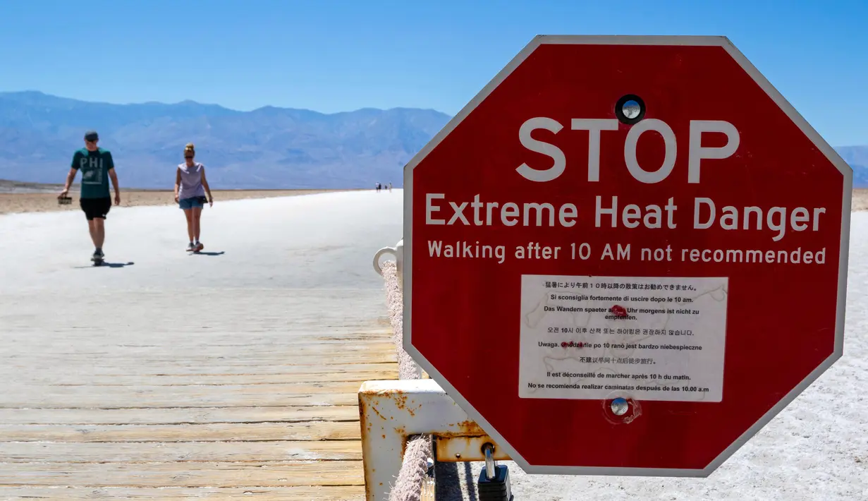 Terdengar begitu gerah tetapi percayalah, Death Valley menawarkan lebih dari sekadar suhu panas nan ekstrem. (AP Photo/Ty ONeil)