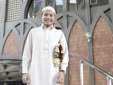 Pemain Timnas Indonesia, Evan Dimas, usai Salat Jumat di Masjid Islamic Center Valdesam, Thailand, Jumat, (16/11). Indonesia akan melawan Thailand pada laga Piala AFF 2018. (Bola.com/M. Iqbal Ichsan)