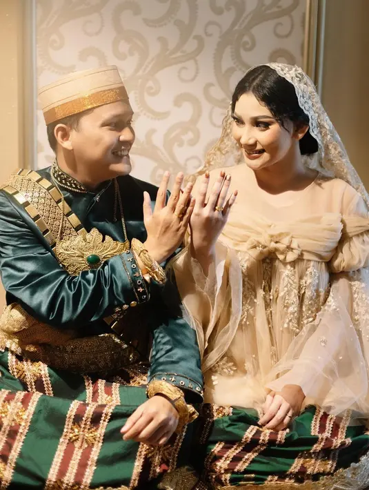 11 Februari 2023, Sinta Mutiara dan Aslan Andy resmi menikah. Kenakan baju adat Bugis, Sinta Mutiara dan Aslan Andy mengusung adat Bugis yang kental. Rangkaian acara pernikahan Sinta Mutiara dan Aslan digelar di Makassar, yang merupakan kampung halaman orangtua Indah dan Sinta. Kian pancarkan pesona di hari bahagia, Sinta Mutiara disebut warganet bak barbie. (Liputan6.com/IG/@sintamutiarabell)