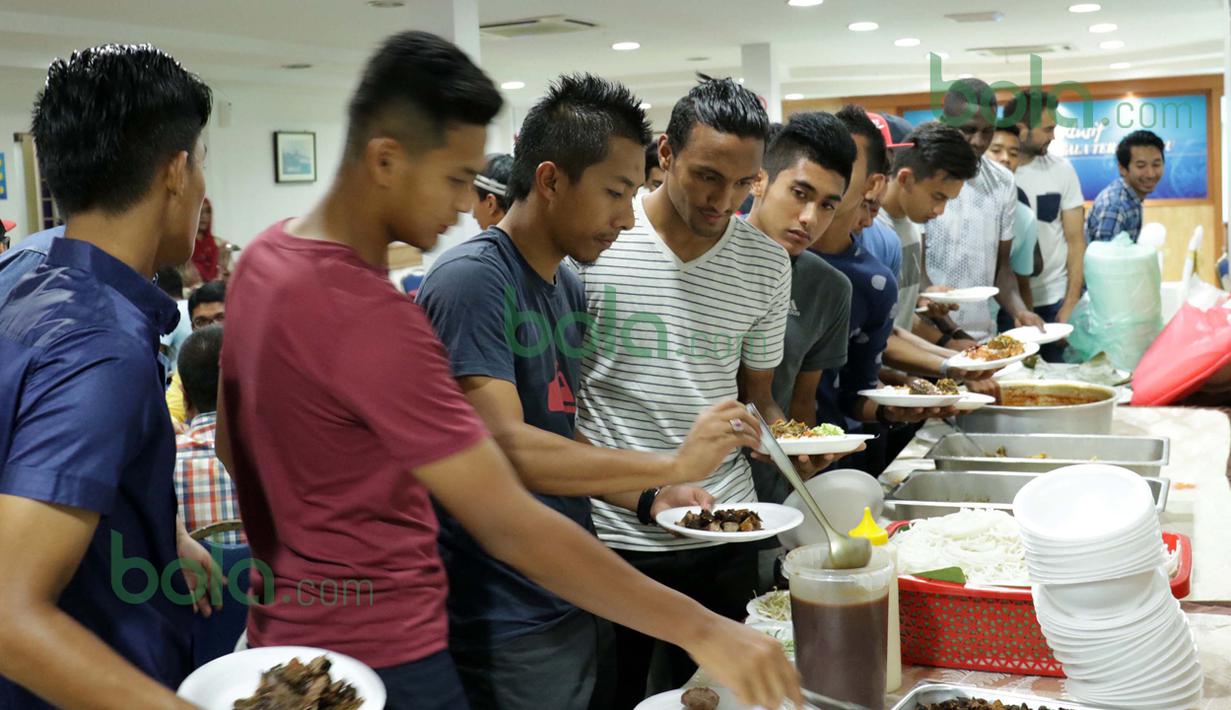 Pemain baru T-Team, Rohit Chand (ke empat dari kiri) bersama pemain muda T-Team saat makan malam bersama di Kelab Ekslusif Bandaraya Kuala Terengganu, Malaysia (25/01/2016). (Bola.com/Nicklas Hanoatubun)