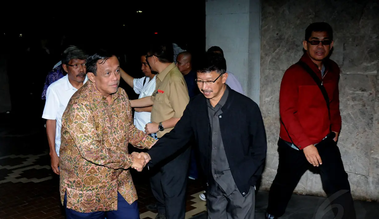 Mantan Panglima TNI, Djoko Santoso (kiri), hadir untuk melihat langsung kondisi Ketum Partai Gerindra, Suhardi, yang dirawat di ruang ICU RSPP, Jakarta, (26/8/14). (Liputan6.com/Helmi Fithriansyah)