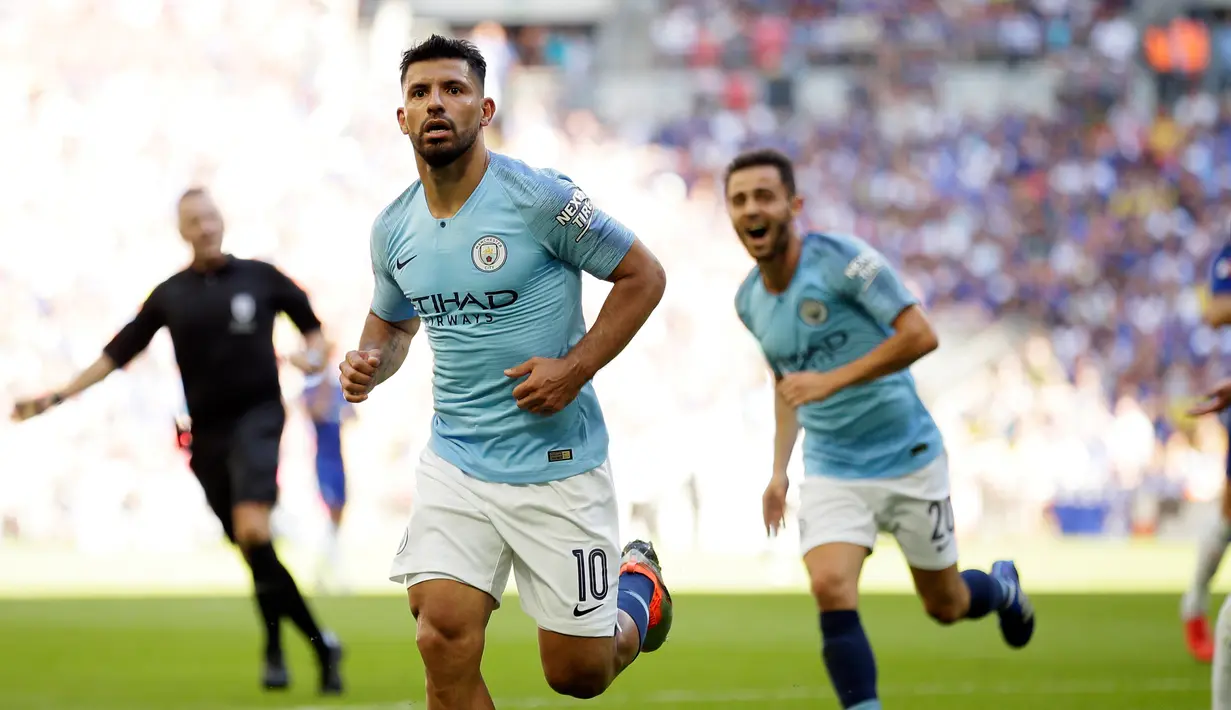 Pemain Manchester City, Sergio Aguero (tengah) melakukan selebrasi usai mencetak gol ke gawang Chelsea dalam Community Shield di Wembley, London, Inggris, Minggu (5/8). Sergio Aguero mencetak dua gol ke gawang Chelsea. (AP Photo/Tim Ireland)