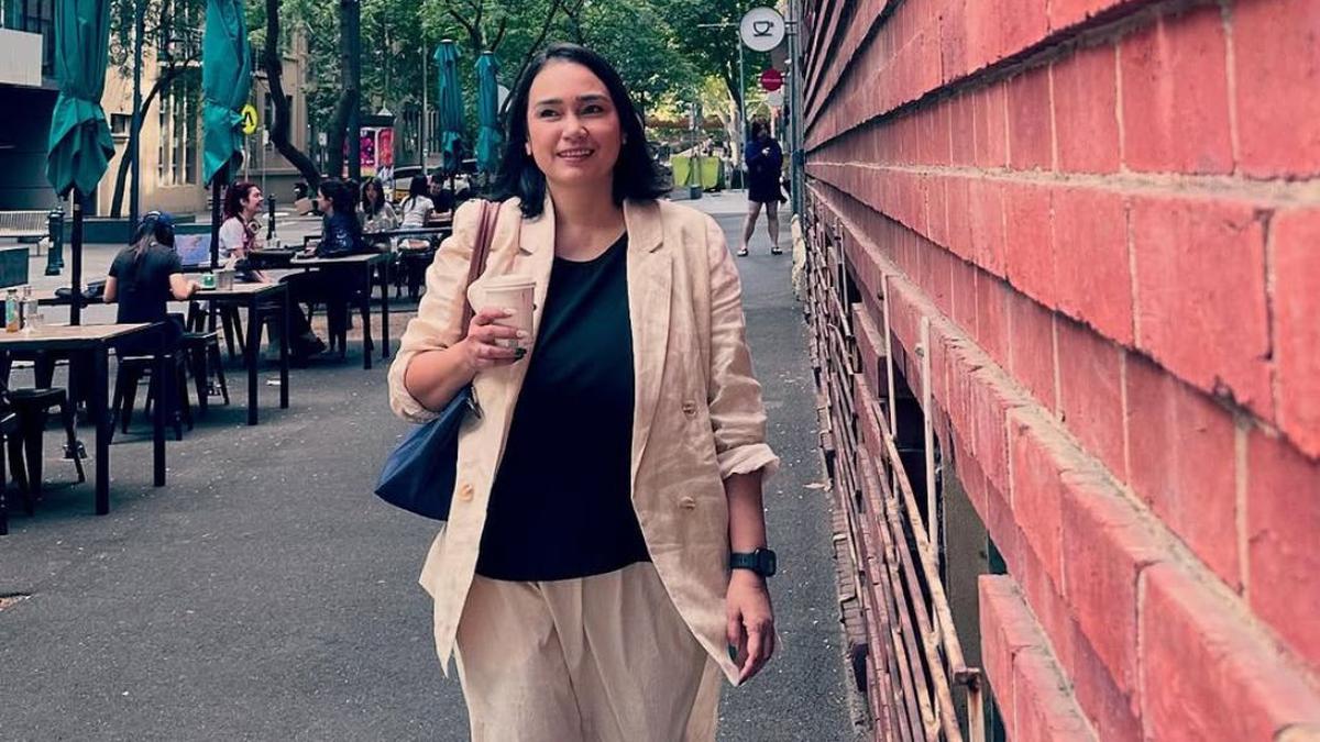 6 Foto Feby Febiola, Tetap Glowing di Usia 46 Tahun