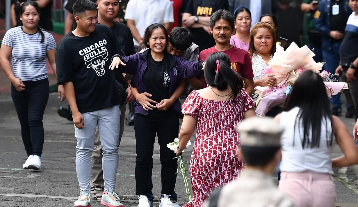 Mary Jane Veloso (tengah) bertemu dengan kerabat di samping kedua putranya setelah tiba di Lembaga Pemasyarakatan Wanita di Manila, Filipina pada Rabu 18 Desember 2024. (TED ALJIBE/AFP)