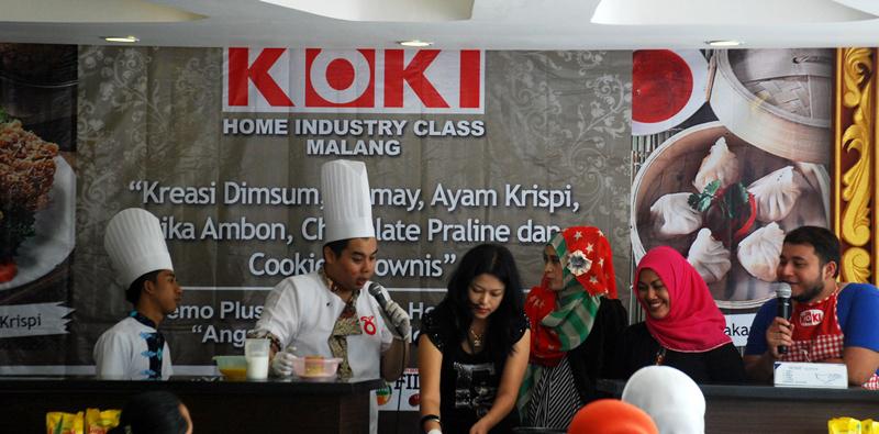 Coba sendiri, Chef Sofyan mengajak peserta mencoba masak langsung | Photo copyright Vemale/ Dyan Saryani