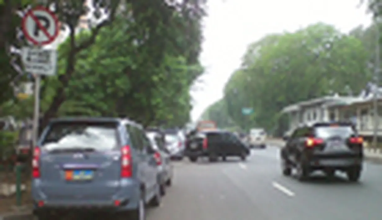 Citizen6, Jakarta Barat: Sudah jelas terlihat rambu dilarang parkir namun beberapa mobil masih terparkir di depan kampus Trisakti, Grogol, Jakarta Barat. (Pengirim: Hendy)