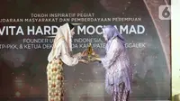 Wakil Komisaris Utama SCM Suryani Zaini bersama Direktur Konten KLY Wenseslaus Manggut saat memberika penghargaan kepada Ketua Ketua Dekranasda Kabipaten Trenggalek Novita Hardini Mochamad dalam Anugrah Inspiratif Liputan6.com di Jakarta, Sabtu (8/7/2023). Dengan  kategori Tokoh Inspiratof pegiat persaudaraan masyarakat dan pemberdayaan perempuan. (Liputan6.com/Angga Yuniar)