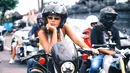 Memiliki hobi naik motor gede, Erika juga berhasil tampil memikat dengan denim cutout disertai tanktop putih dan kacamata kekinian. (Foto: Instagram/ Erika Carlina)