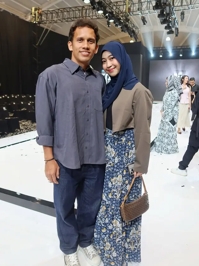 Tanpa Serba Hitam, Adiba Khanza Keluar dari Zona Nyaman dengan Outfit Bernuansa Biru Saat Hadiri Fashion Show