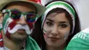 Suporter cantik Iran berpose saat menonton laga grup B Piala Dunia melawan Spanyol di Kazan Arena, Kazan, Rabu (20/6/2018). Iran kalah 0-1 dari Spanyol. (APManu Fernandez)