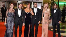 Mantan pemian Barcelona Xavi Hernandez, Cesc Fabregas dan Carles Puyol beserta istrinya saat menghadiri pernikahan Lionel Messi di Rosario, Argentina (30/6). Acara ini dihadiri banyak pesepak bola dan selebriti terkenal dunia. (AFP Photo/Eitan Abramovich)