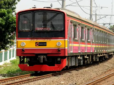Rangkaian kereta commuter line saat melintas di dekat Stasiun Pasar Minggu, Jakarta, Selasa (29/12/2015). Untuk mengakomodasi penumpang pada malam pergantian tahun, KRL Commuter Line akan beroperasi 24 jam. (Liputan6.com/Helmi Fithriansyah)