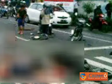 Citizen6, Kediri: Terjadi kecelakaan tragis di pertigaan Mojoroto Jalan KH Ahmad Dahlan, Kediri yang menewaskan empat orang, Selasa (27/3). Kecelakaan berawal ketika sebuah truk gandeng dengan nopol L 8120 SR menerobos lampu merah karena rem blong. Korban