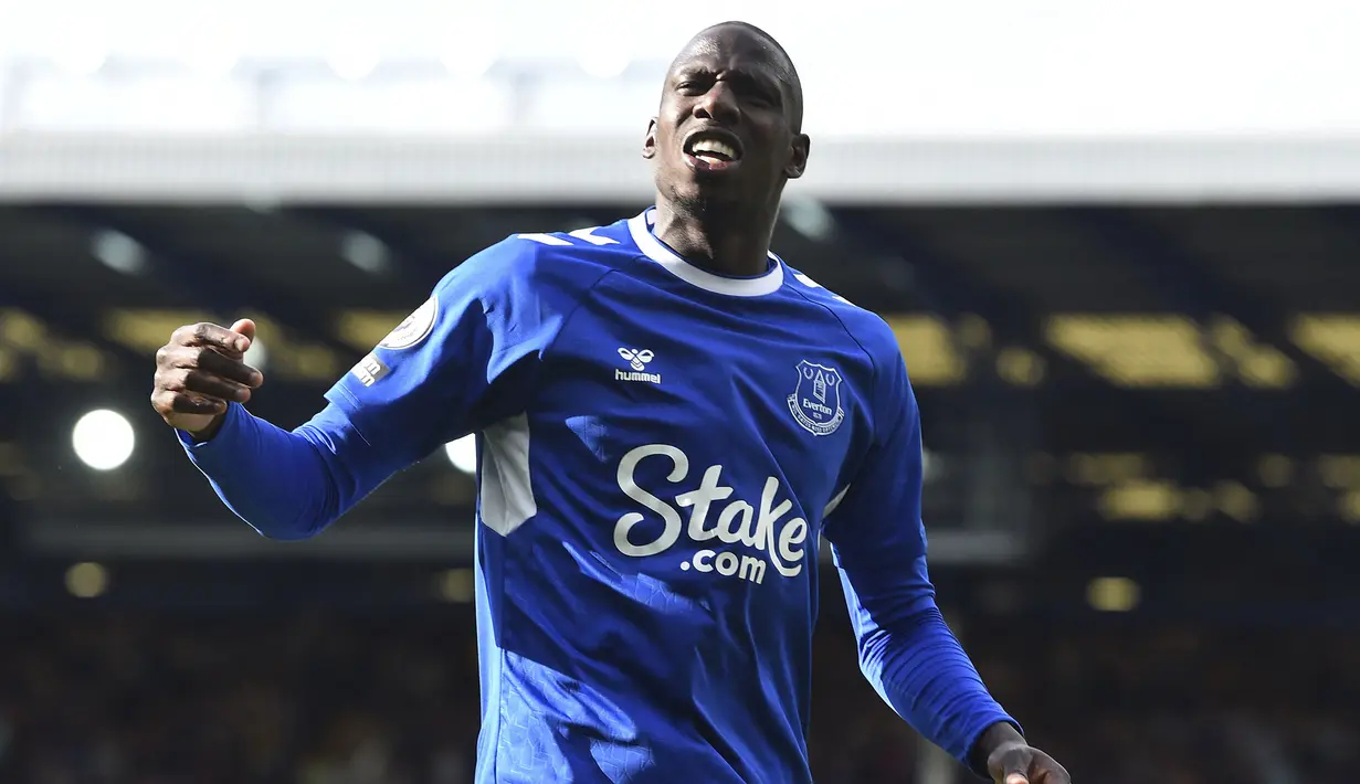 bdoulaye Doucoure kini tengah menjalani musim keempat bersama Everton sejak didatangkan dari Watford pada awal musim 2020/2021 dengan nilai transfer 22 juta euro. Selalu menjadi pilihan utama The Toffees di sektor tengah sejak pertama kali didatangkan, hingga kini ia telah bermain dalam 105 laga di semua ajang dengan torehan 13 gol dan 10 assist, termasuk 3 gol yang dicetaknya di Premier League musim ini dari 8 laga. Bersama Timnas Mali ia baru mengumpulkan 2 caps sejak melakukan debut pada 25 Maret 2022. (AFP/Peter Powell)