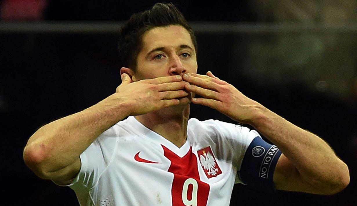 Striker Timnas Polandia berusia 35 tahun, Robert Lewandowski total mencetak 13 gol dari 10 laga dalam kualifikasi Euro 2016. Tergabung di Grup D yang berisikan 6 negara, catatan gol Robert Lewandowski mampu membawa negaranya lolos ke putaran final. Irlandia Utara finish sebagai runner-up Grup D di bawah Jerman dan sama-sama lolos langsung ke putaran final Euro 2016 di Prancis. (AFP/Janek Skarzynski)
