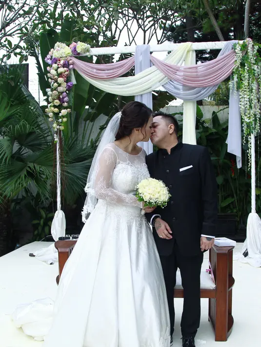 Ciuman penuh cinta pun dilakukan Feby Febiola dan Franky Sihombing, ciuman mesra ini juga menjadi ciuman pertama Feby Febiola dan Franky Sihombing sebagai suami istri. Keduanya larut dalam suasana romantis. (Galih W. Satria/Bintang.com)