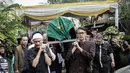 Keluarga dan kerabat membawa jenazah Deddy Sutomo usai disalatkan di Masjid sekitar Flamboyan Cantik, Ciputat, Tangerang Selatan, Rabu (18/4). Deddy Sutomo meninggal pada pukul 07.00 wib dengan usia 77 tahun karena sakit. (Liputan6.com/Faizal Fanani)
