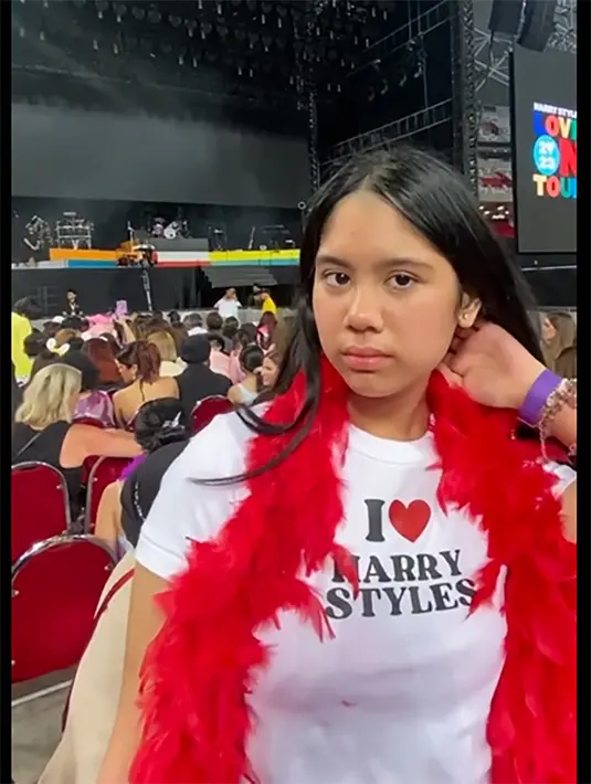 Sekedar informasi, Annisa sangat dekat dengan anak satu-satunya tersebut. Aira kini sudah berusia 14 tahun. Tidak sedikit warganet kerap menyebut keduanya seperti pinang dibelah dua. [Instagram/annisayudhoyono]