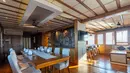 Interior kapal pinisi, The Maj Oceanic. Kapal pinisi ini juga dapat memesan layanan dining by the beach, menggunakan fasilitas pusat kebugaran dan spa, menonton film, serta menjajal pengalaman bermain golf di atas kapal pinisi mewah tersebut. (dok. The Maj Oceanic)