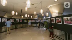 Pengunjung melihat pameran foto di Plaza Semanggi, Jakarta, Senin (15/03/2021). Pameran 50 karya foto dalam rangka memeriahkan anniversary The Plaza Semanggi yang ke 17 mengusung tema Mengenang Kejayaan Plangi Menuju Kebangkitan di Masa Pandemi. (Liputan6.com/Fery Pradolo)