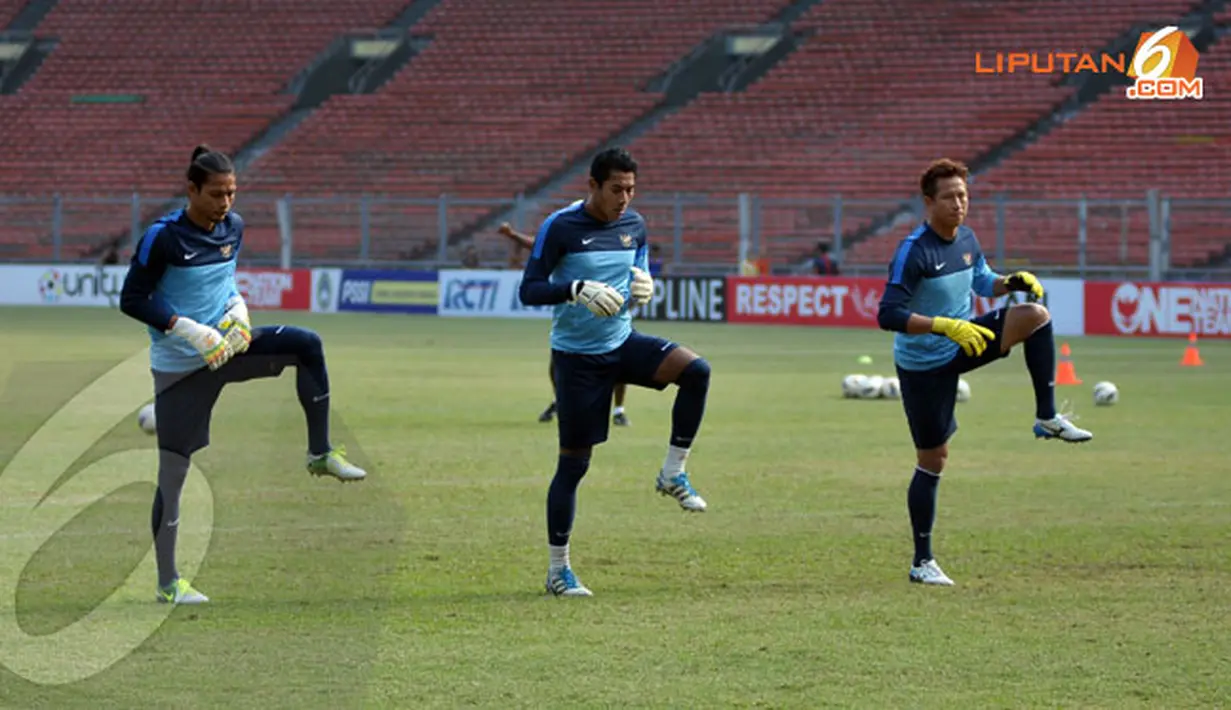Dalam latihan yang digelar sejak pukul 07.30 ini tampak tiga penjaga gawang yang sudah bergabung dalam skuad Timnas Indonesia (Liputan6.com/ Helmi Fithriansyah)