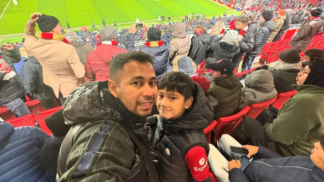 7 Potret Raffi Ahmad Ajak Rafathar Nonton Langsung Pertandingan Liverpool, Seru