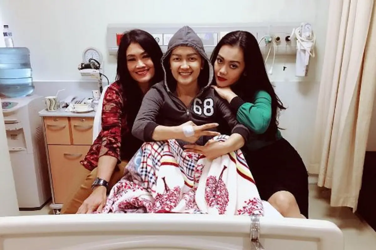 [Bintang] Julia Perez dan keluarga