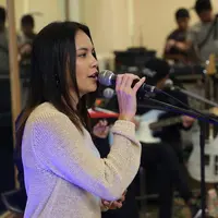 Artis senior Sophia Latjuba tidak hanya dikenal sebagai pemeran. Ibu dua anak itu juga dikenal sebagai model dan penyanyi. Setelah sekian lama jarang nyanyi, Sophia akan tampil acara LAFF Festival 2018 pada 10 Februari mendatang. (Nurwahyunan/Bintang.com)