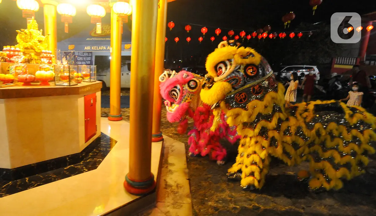 Atraksi barongsai menghibur warga Tionghoa yang beribadah pada malam Tahun Baru Imlek 2574 di Vihara Kwan In Thang, Pondok Cabe, Tangerang Selatan, Banten, Sabtu (21/1/2023). Perayaan Imlek berlangsung semarak dengan adanya pertunjukan barongsai setelah sempat vakum selama 2 tahun akibat pandemi Covid-19. (merdeka.com/Arie Basuki)