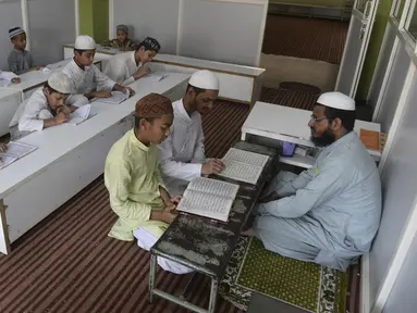 Siswa muslim membaca Alquran selama bulan suci Ramadhan di Madinatul Uloom Tahfeez ul Quran, Hyderabad, India, Kamis (7/4/2022). (NOAHSELAM/AFP)