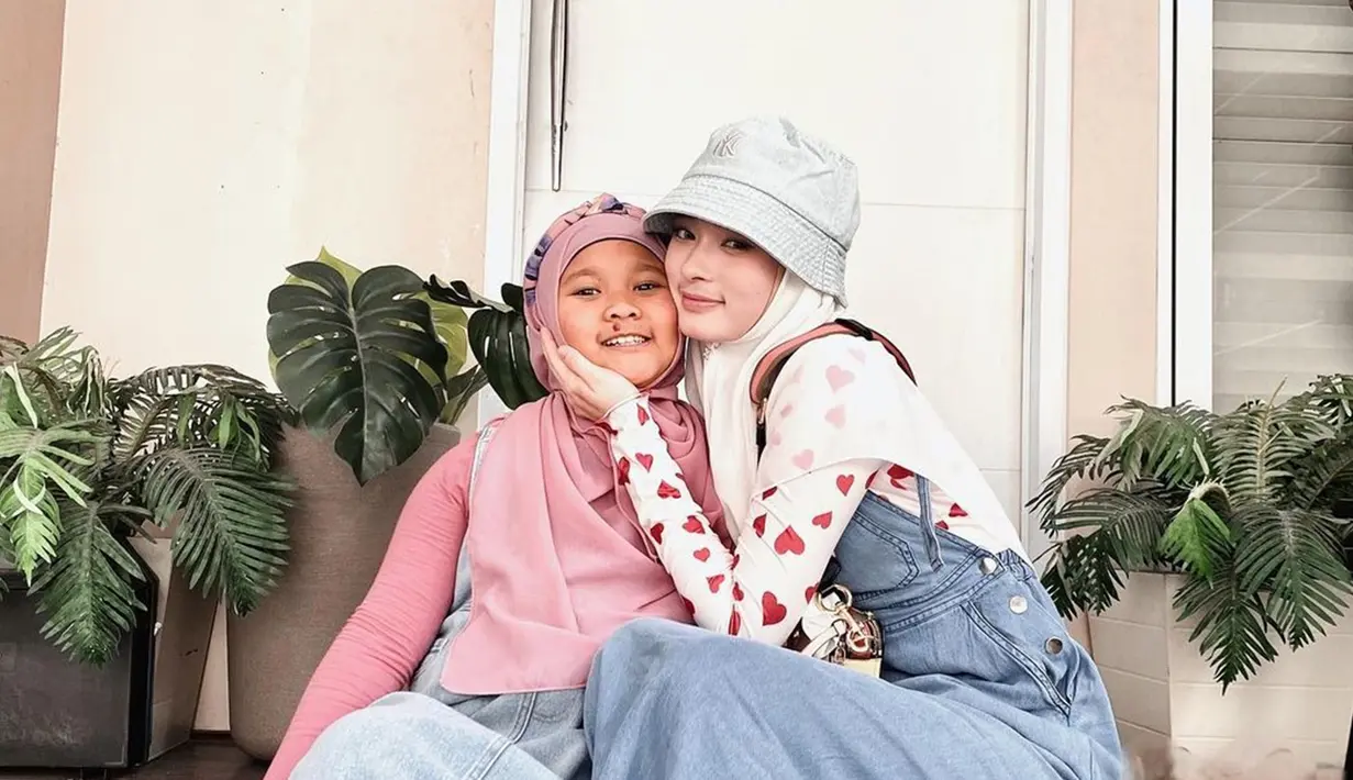 Ambil keputusan besar usai berpisah dari Virgoun, Inara tak kuasa menahan tangis saat melepas cadar yang selama ini menutupi wajah cantiknya di hadapan media. Kembali bekerja demi tiga anaknya, wanita dengan nama lengkap Inara Idola Rusli ini banjir dukungan dari warganet. Meski putuskan lepas cadar, netizen berharap Inara tetap istiqomah dengan hijabnya. (Liputan6.com/IG/@mommy_starla)