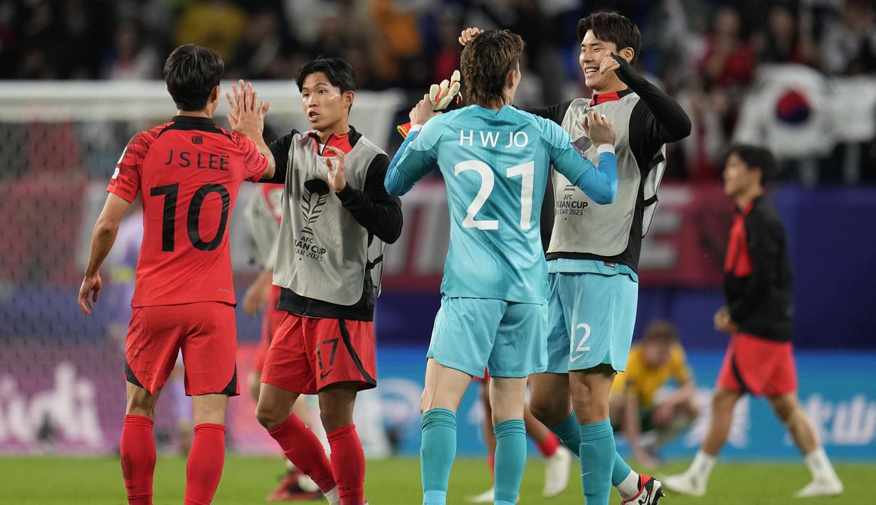 Selebrasi para pemain Timnas Korea Selatan setelah mengalahkan Australia dengan skor 2-1 melalui perpanjangan waktu pada laga perempatfinal Piala Asia 2023 di Al Janoub Stadium, Al Wakrah, Qatar, Jumat (2/2/2024) malam waktu setempat. (AP Photo/Thanassis Stavrakis)