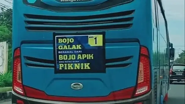 10 Potret Tulisan Kocak di Belakang Bus Pariwisata Ini Bikin Tepuk Jidat