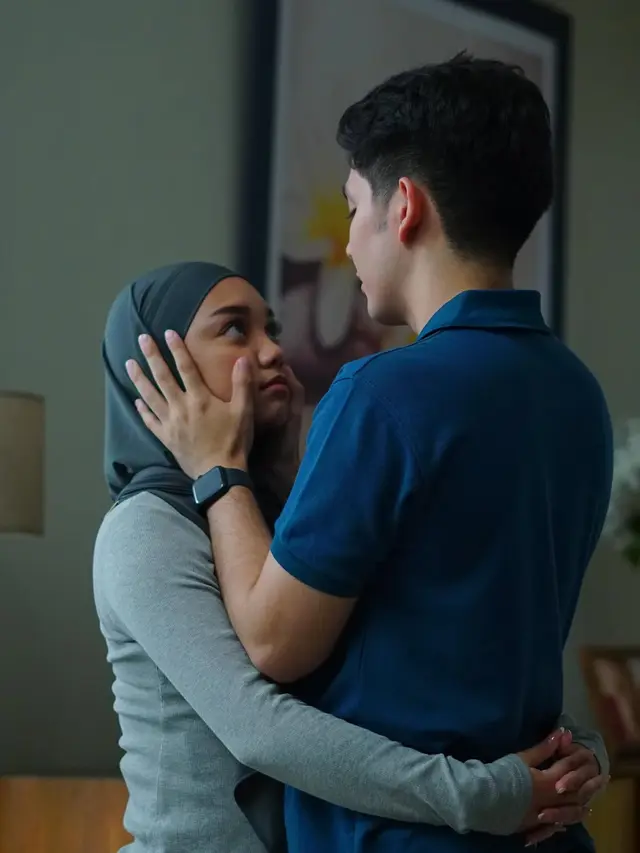 6 Potret Naura Ayu di Balik Layar Series Santri Pilihan Bunda 2