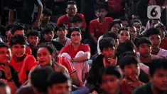 Ekspresi kesedihan terpancar pada raut wajah pendukung skuad Garuda yang menyaksikan laga Timnas Indonesia melawan Jepang melalui layar lebar di kawasan Stadion Utama Gelora Bung Karno, Jakarta, Selasa (10/6/2025). (Liputan6.com/Angga Yuniar)