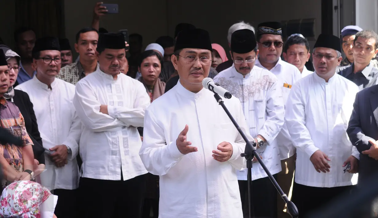 Ketua DKPP, Jimly Asshiddiqie memberikan ucapan penghormatan terakhir pada jenazah Ketua KPU Husni Kamil Manik di Kompleks KPU, Jakarta, Jumat (8/7). Husni Kamil Manik wafat di usia 40 tahun pada Kamis malam (7/7). (Liputan6.com/Helmi Fithriansyah)