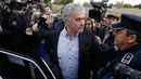 Manajer Manchester United, Jose Mourinho, usai menjalani sidang di Gedung Pengadilan Madrid, Jumat (3/11/2017). Pria asal Portugal itu menjalani sidang terkait dugaan penggelapan pajak saat masih melatih Real Madrid. (AFP/Oscar Del Pozo)