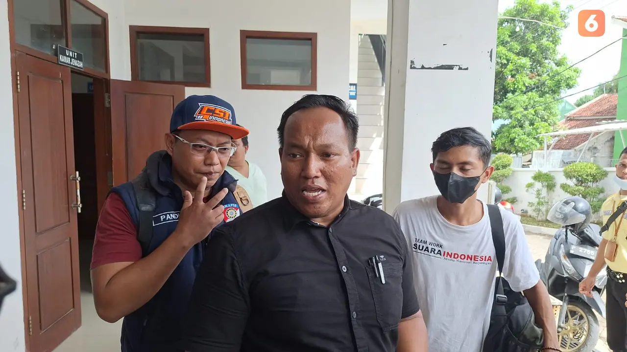 Kasat Reskirm Polresta Banyuwangi  Kompol Adrew Vega memberikan keterangan pres kepada wartawan di RSUD Blambangan Banyuwangi (Hermawan Aifianto/Liputan6.com)