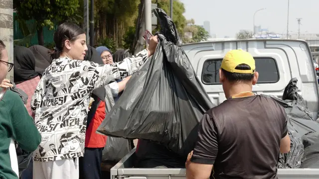 7 Momen Awkarin Bersih-Bersih Sampah di DPR Usai Demo Bareng Relawan