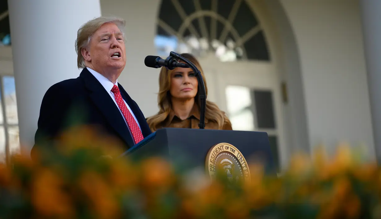 Presiden AS Donald Trump menyampaikan sambutan sebelum memberikan pengampunan kepada kalkun dalam upacara Thanksgiving nasional di Rose Garden Gedung Putih, Selasa (26/11/2019). Ini merupakan tradisi tahunan yang diadakan di Gedung Putih sehari sebelum perayaan Hari Thanksgiving. (JIM WATSON / AFP)