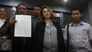 Aktris Nikita Mirzani bersama kuasa hukumnya memberi keterangan usai buat laporan di SPK Polda Metro Jaya, Jakarta, Sabtu (29/10). Nikita Mirzani melaporkan Julia Perez atas dugaan pencemaran nama baik melalui sosial media. (Liputan6.com/Herman Zakharia)