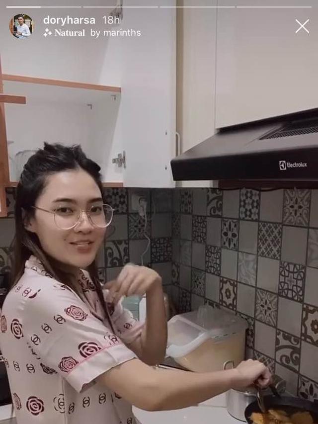 6 Potret Rumah Nella Kharisma dan Dory Harsa, Bernuansa Putih