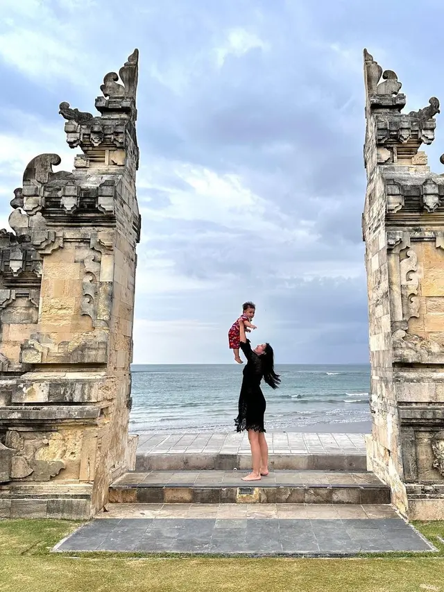 Yasmin Ow sedang Liburan Bareng Sang Buah Hati