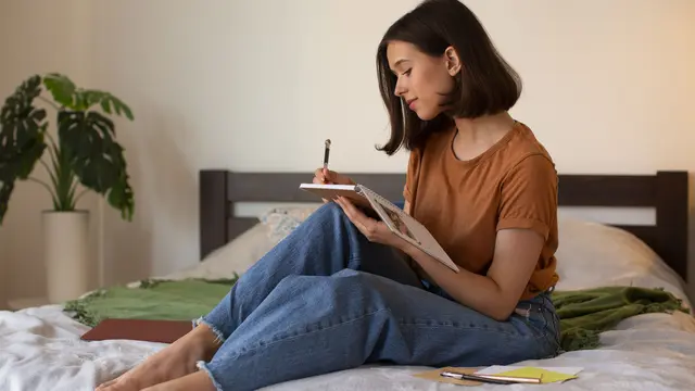 Menulis jurnal dapat membantu melepaskan beban pikiran