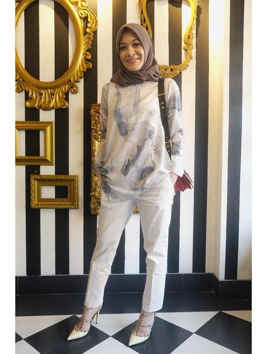 Istri Ananda Omesh, Dian Ayu Lestari, juga telah berhijab sejak beberapa waktu lalu. Sebelumnya, Dian kerap dihantui rasa galau namun di bulan Maret kemarin ia telah mantap untuk berhijab. (Instagram/dianayulestari)