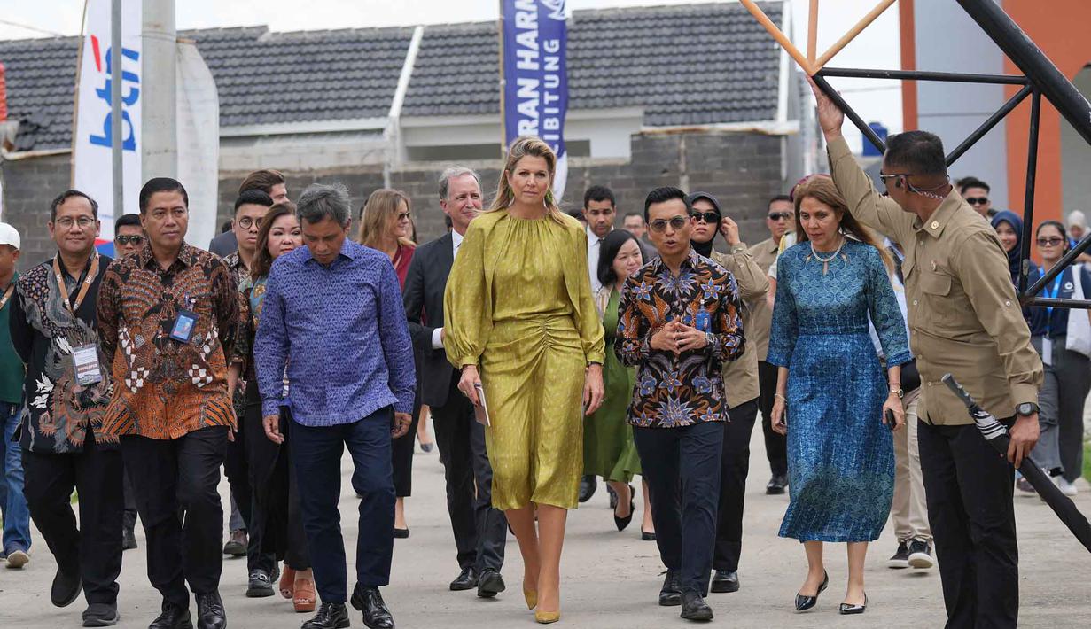 Sebagai Advokat Khusus Sekretaris Jenderal Perserikatan Bangsa Bangsa (PBB) untuk Kesehatan Keuangan (UNSGSA), Ratu Maxima, melihat langsung proyek pembangunan perumahan yang menyediakan rumah bagi masyarakat berpenghasilan rendah dan menengah. Tampak dalam foto, Ratu Maxima dari Belanda (tengah), dalam kapasitasnya sebagai Advokat Khusus Sekretaris Jenderal Perserikatan Bangsa Bangsa (PBB) untuk Kesehatan Keuangan (UNSGSA), mengunjungi kompleks perumahan bersubsidi untuk keluarga berpenghasilan rendah di Bekasi, Jawa Barat, pada Rabu 26 November 2025. (Tatan Syuflana/POOL/AFP)