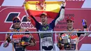 Jorge Lorenzo di podium MotoGP Valencia bersama peringkat kedua, Marc Marquez (kiri), dan Dani Pedrosa di Sirkuit Ricardo Tormo, Valencia, Spanyol, Minggu (8/11/2015). (AFP Photo/Javier Soriano)