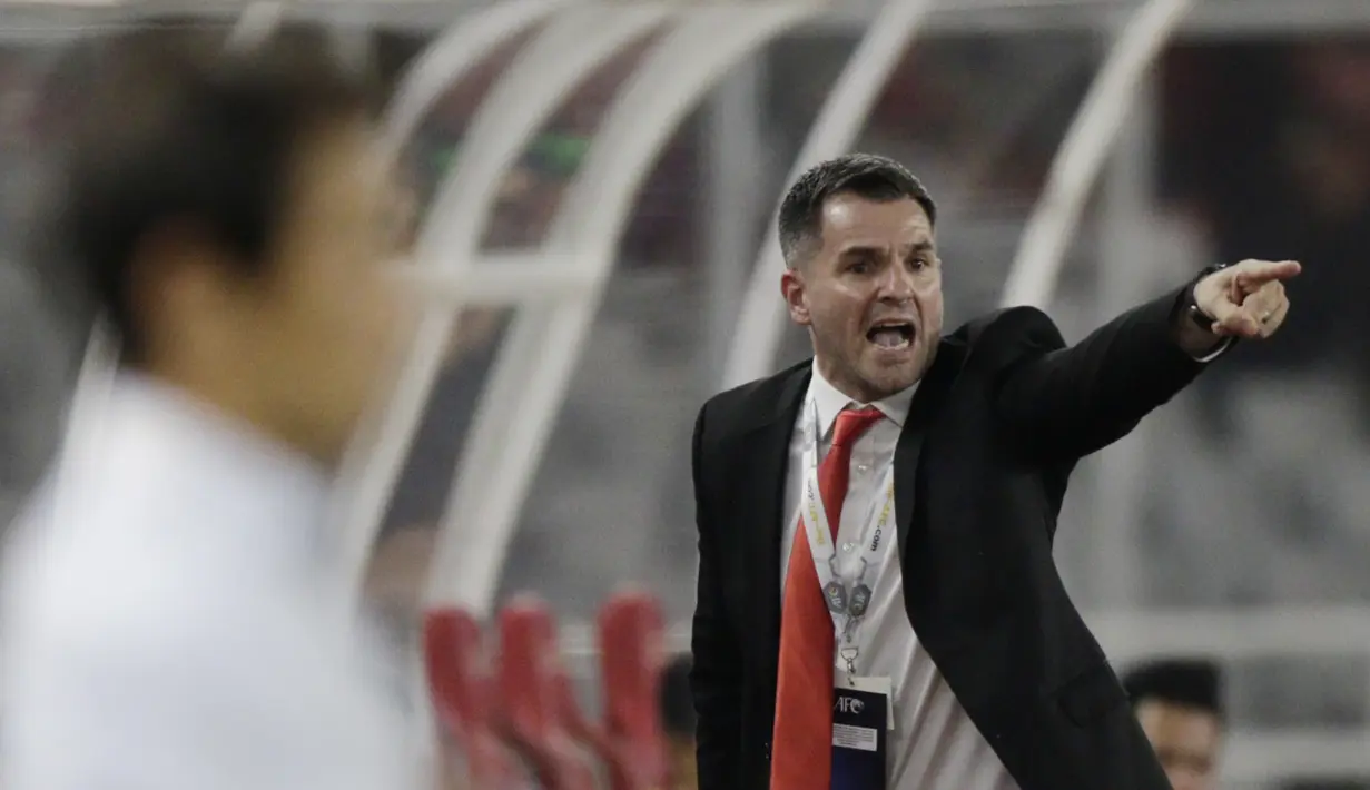 Pelatih Timnas Indonesia, Simon McMenemy, saat melawan Thailand pada laga kualifikasi Piala Dunia 2022 di SUGBK, Jakarta, Selasa (10/9). Indonesia takluk 0-3 dari Thailand. (Bola.com/M Iqbal Ichsan)
